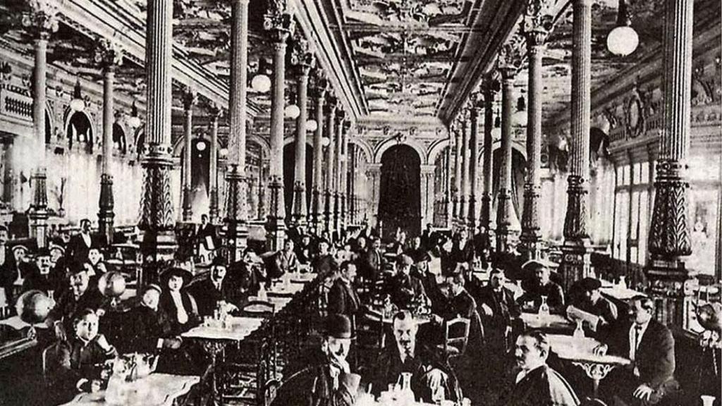 Interior del café Ambos Mundos, en Zaragoza.