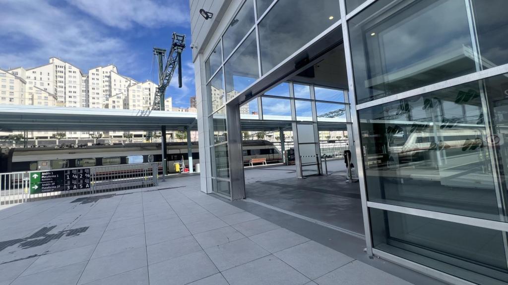 Zona de llegada y salida de trenes de la estación de A Coruña, sin actividad esta mañana.