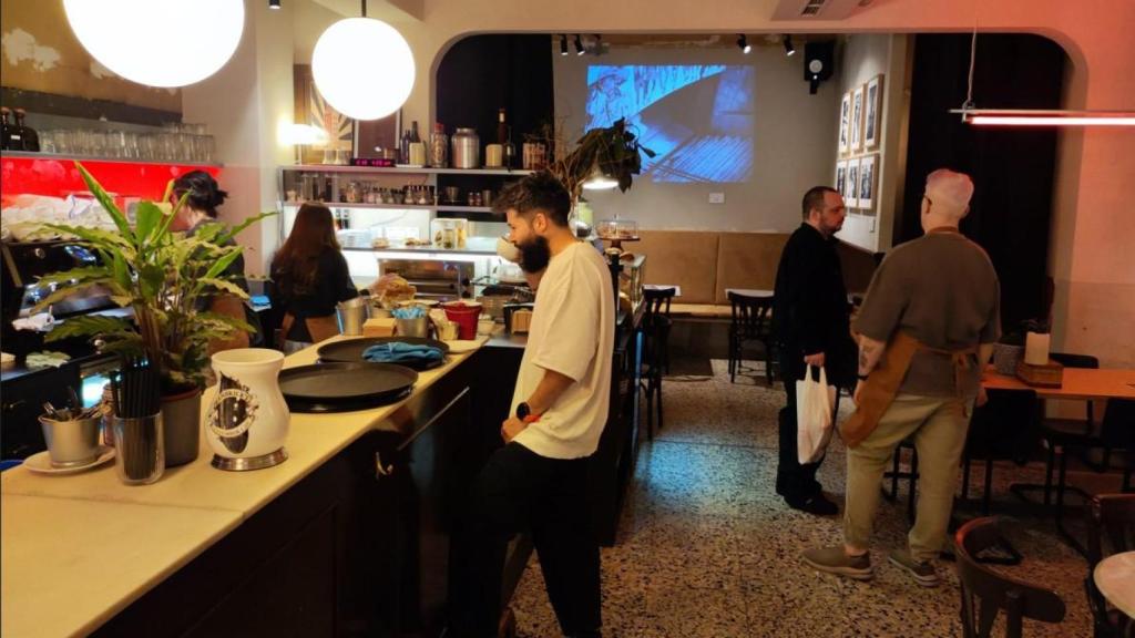 Clientes y empleados, este martes por la mañana en el café Universal.