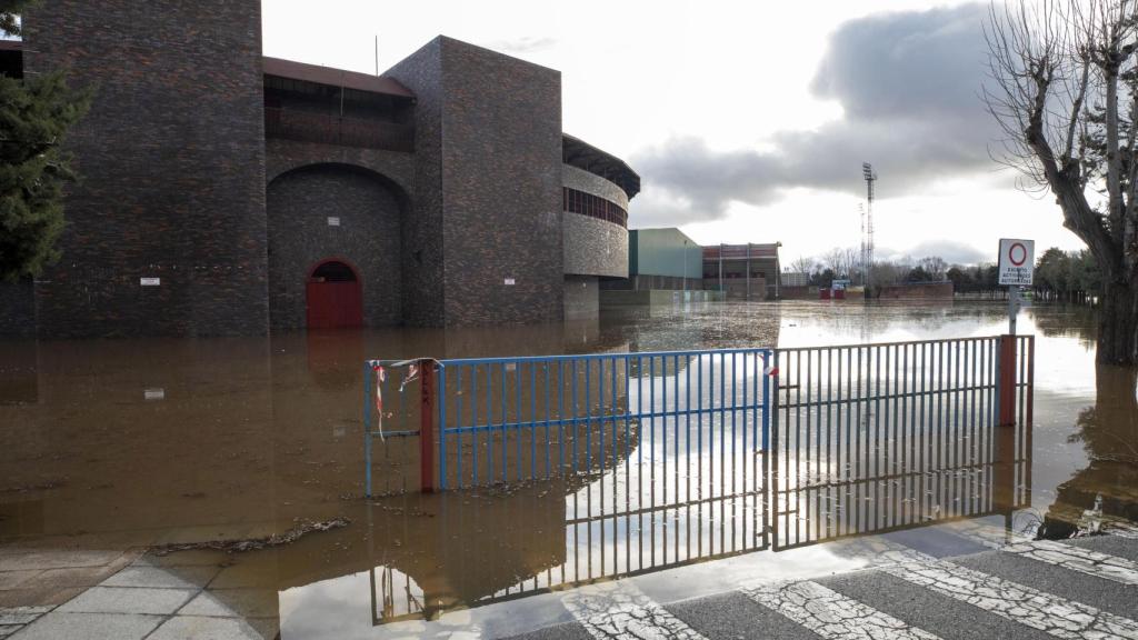 La plaza de toros de Ávila quedó anegada por el agua