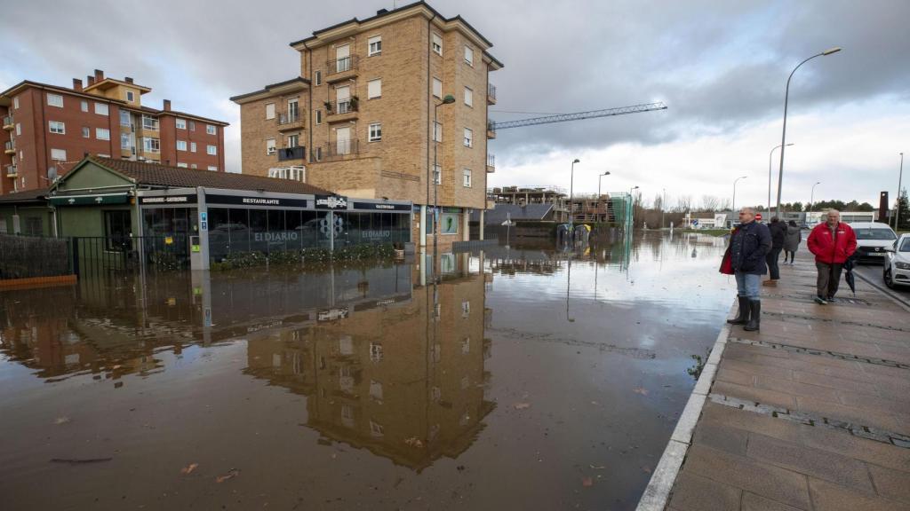 Las intensas lluvias provocaron el desbordamiento del río Adaja a su paso por Ávila
