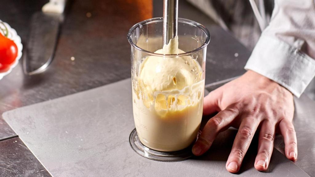 Batir la mayonesa con cuidado