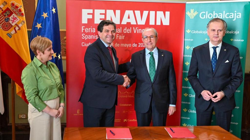 El presidente de la Diputación y de FENAVIN, Miguel Ángel Valverde, y el presidente de Globalcaja, Mariano León, han firmado un convenio este martes.