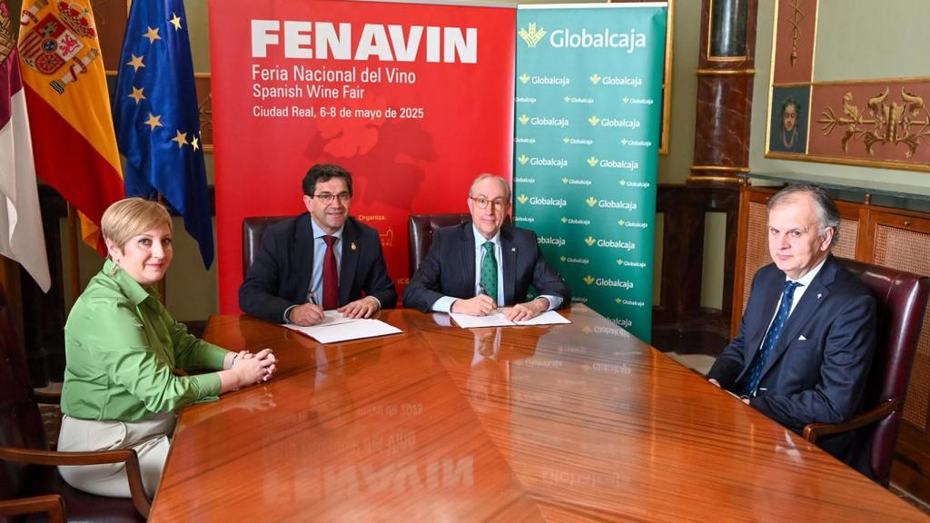 Firma del convenio entre FENAVIN y Globalcaja.