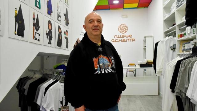 José Enrique Villar en la tienda Nueve Ochenta