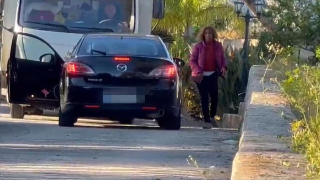 Ariel King saliendo rápidamente de la vivienda.