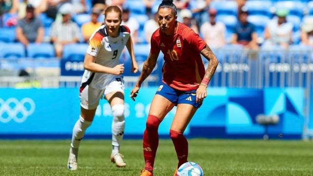 Jenni Hermoso conduce el balón en el partido ante Alemania en los Juegos Olímpicos.