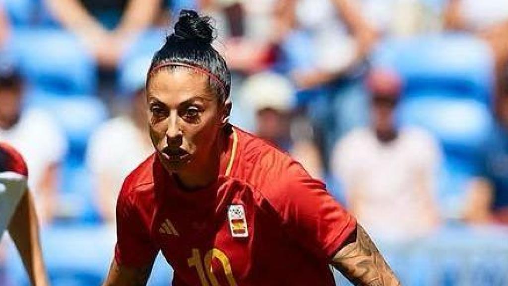 Jenni Hermoso conduce el balón durante el partido contra Alemania en los Juegos Olímpicos.