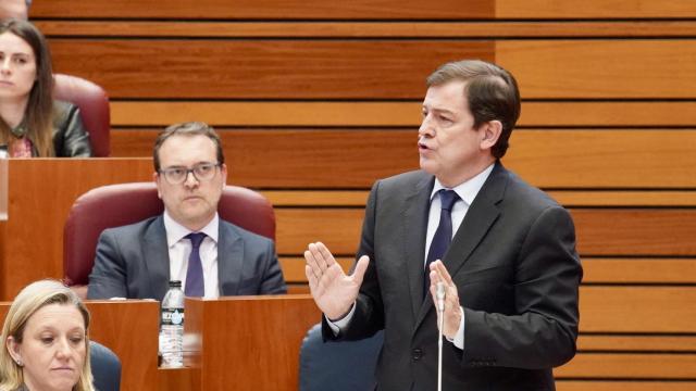 El presidente de la Junta, Alfonso Fernández Mañueco, durante su intervención en el pleno de las Cortes de este martes