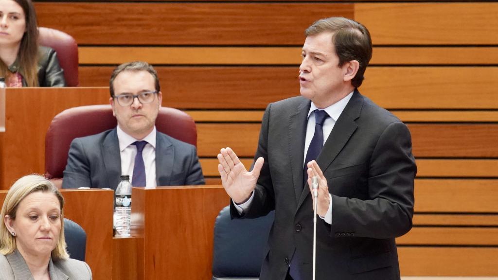 El presidente de la Junta, Alfonso Fernández Mañueco, durante su intervención en el pleno de las Cortes de este martes