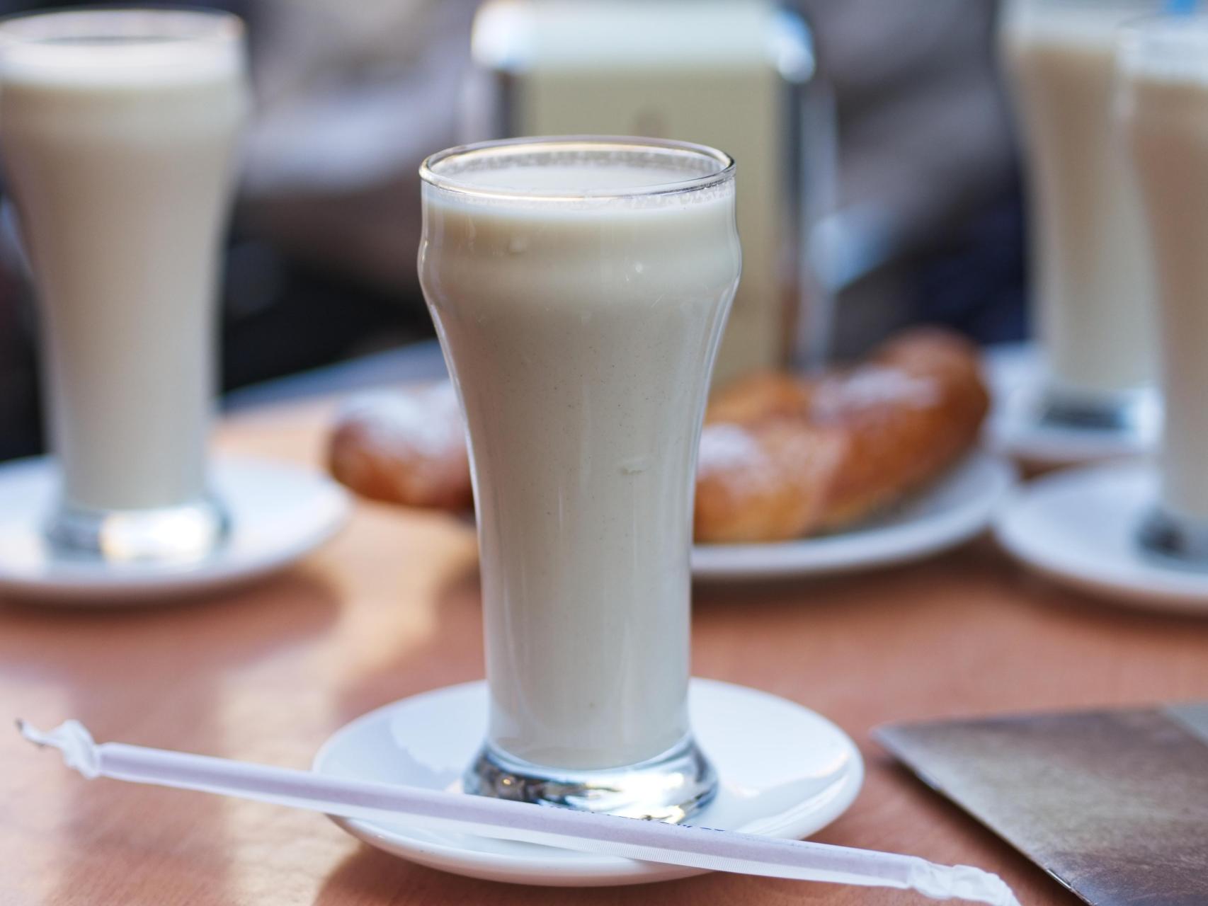 Unos vasos de horchata.
