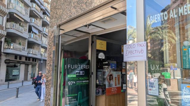 Uno de los comercios en Alicante abierto pese al apagón de este lunes en España.