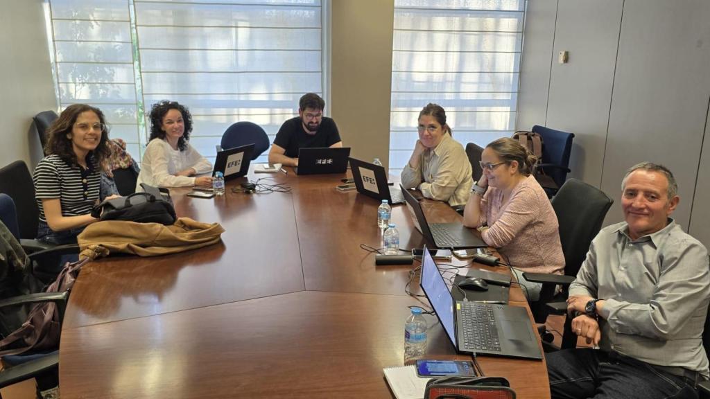 Trabajadores de Efe y Europa Press trabajando desde las instalaciones de CMM.