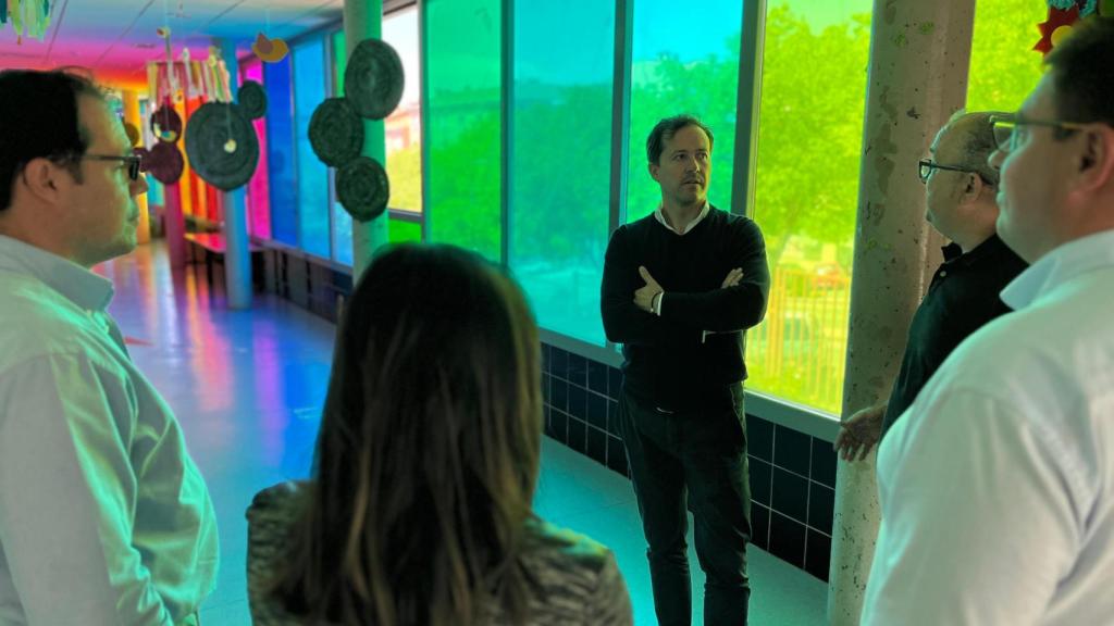 Carlos Velázquez ha visitado la escuela infantil Gloria Fuertes del barrio de Buenavista.