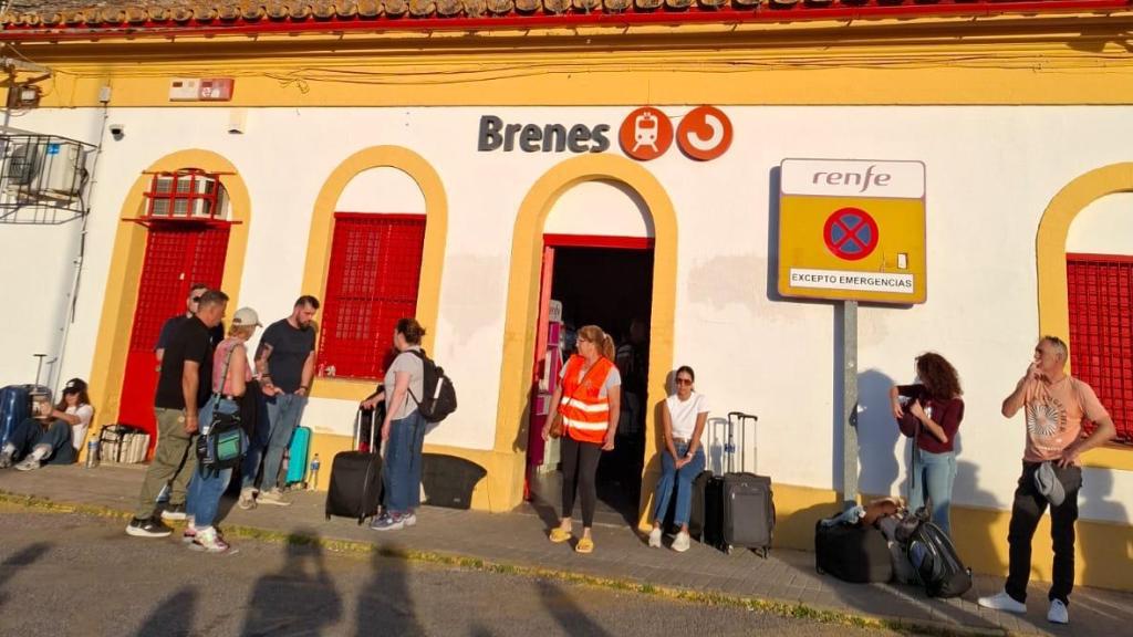 Los pasajeros del tren Iryo, una vez llegados a la estación de tren de Brenes.