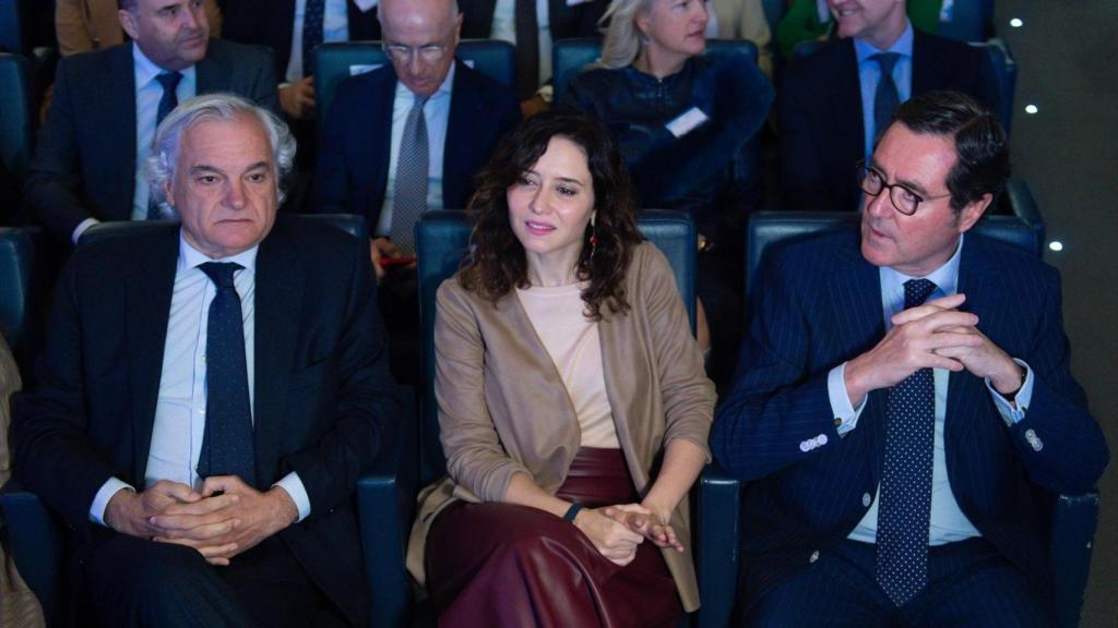 El presidente de CEIM, Miguel Garrido; la presidenta de la Comunidad de Madrid, Isabel Díaz Ayuso y el presidente de la CEOE, Antonio Garamendi, durante el IV Encuentro del Comercio de CEOE, en el Auditorio de Mutua Madrileña.