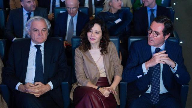 El presidente de CEIM, Miguel Garrido; la presidenta de la Comunidad de Madrid, Isabel Díaz Ayuso y el presidente de la CEOE, Antonio Garamendi, durante el IV Encuentro del Comercio de CEOE, en el Auditorio de Mutua Madrileña.