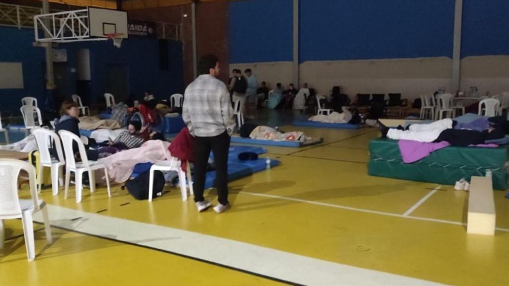 En la imagen, pasajeros del Iryo que transitaba entre Sevilla y Madrid, tras ser refugiados en el polideportivo municipal de Brenes.