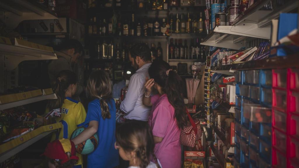 En los supermercados se formaron colas de personas que buscaban velas y linternas, además de comida.