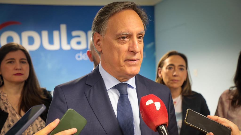 El presidente del Partido Popular de Salamanca, Carlos García Carbayo, durante la atención a los medios de comunicación