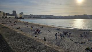 Playa del Orzán, en A Coruña, en la tarde del apagón general.