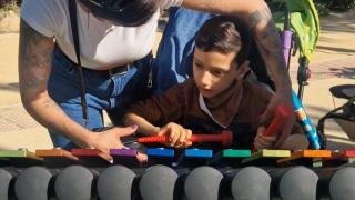 Samanta y su hijo Ian, disfrutando de los nuevos columpios en el parque El Palmeral de Alicante