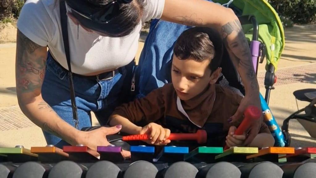 Samanta y su hijo Ian, disfrutando de los nuevos columpios en el parque El Palmeral de Alicante