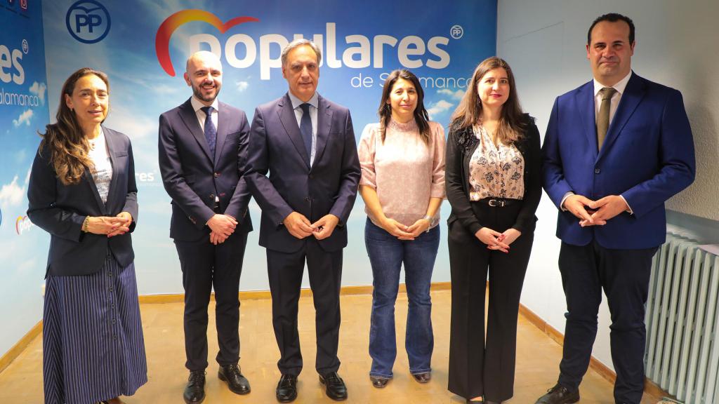 Carmen Rodríguez, gerente del Complejo Asistencial Universitario de Salamanca; Álvaro Muñoz, director general de Calidad e Infraestructuras Sanitarias; Carlos García Carbayo, presidente del PP de Salamanca; Adoración Vicente, jefa de coordinación de equipos de enfermería de la Gerencia de Atención Primaria; Miryam Rodríguez, vicesecretaria de Asuntos Sociales del PP de Salamanca; y David Mingo, secretario del PP de Salamanca.