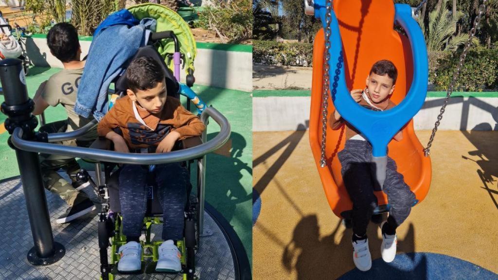 Ian, en los nuevos columpios del parque El Palmeral de Alicante.