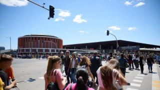 Varias personas en un cruce de Atocha con semáforos durante el apagón, este lunes.