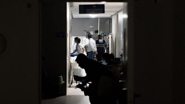 Pacientes esperan a ser atendidos a oscuras en un hospital este lunes.