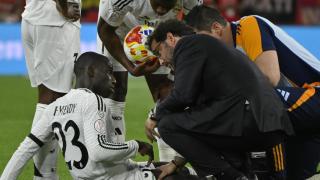 Mendy atendido por el equipo médico del Real Madrid en la final de la Copa del Rey.