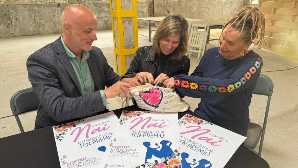 Presentación de la campaña por el comercio local de Ponteareas con motivo del Día de la Madre