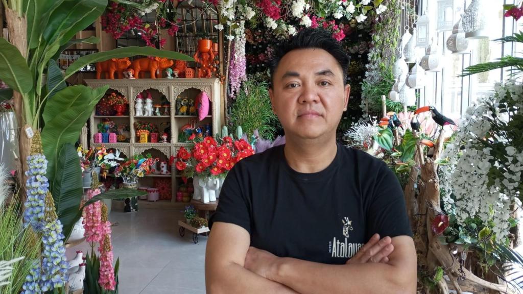 Jin Ye, este lunes, posando en una zona del Hiper Atalayas de Murcia.