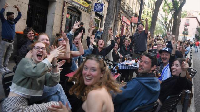 Madrileños en una terraza de Lavapiés durante el día del apagón.