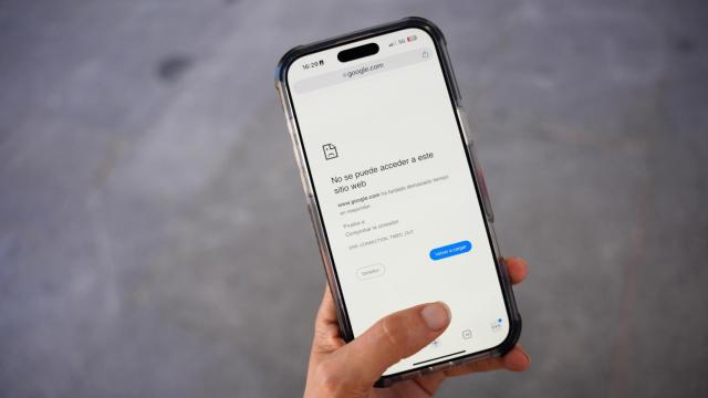 Un teléfono móvil sin señal durante el apagón de red eléctrica.
