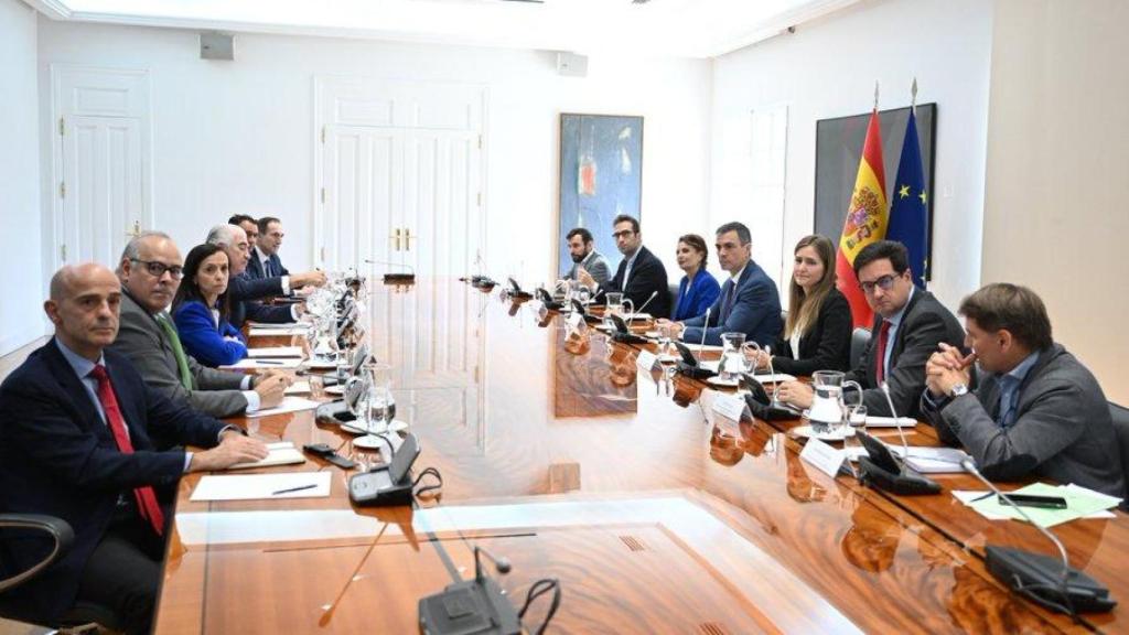 Pedro Sánchez y los representantes de las empresas eléctricas de España en una reunión en Moncloa tras el apagón nacional.