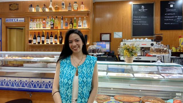 Fernanda en el bar.