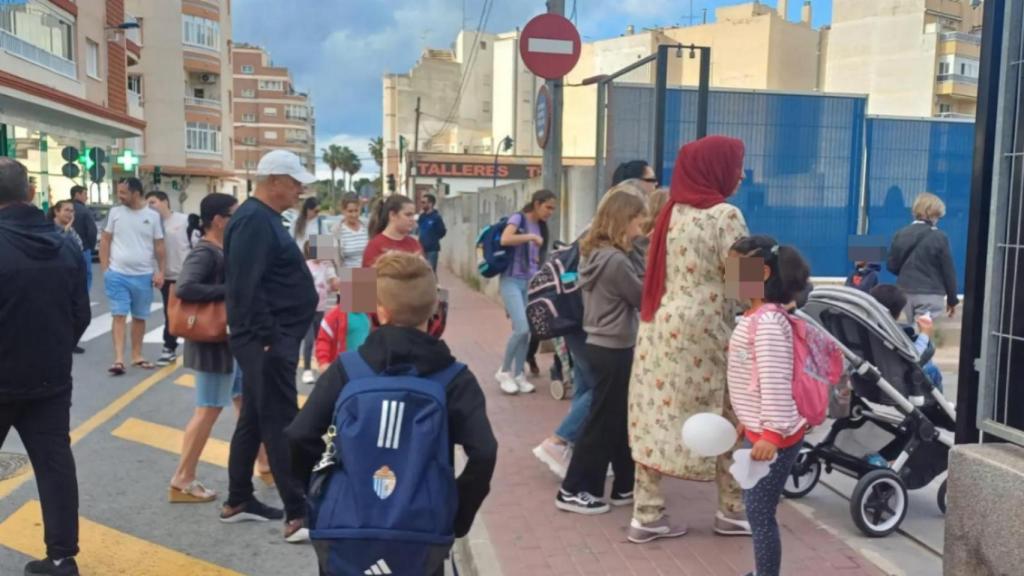 Las familias con los pequeños este martes en la vuelta al cole en Torrevieja.