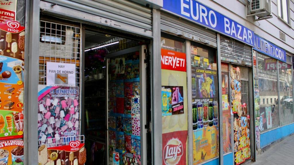 Imagen del exterior de un bazar chino.