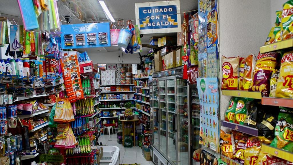 Interior del alimentación del padre de Violeta, en Francos Rodriguez.