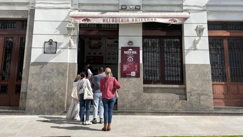 Colas en la heladería Puerta Real este martes, después del apagón general.