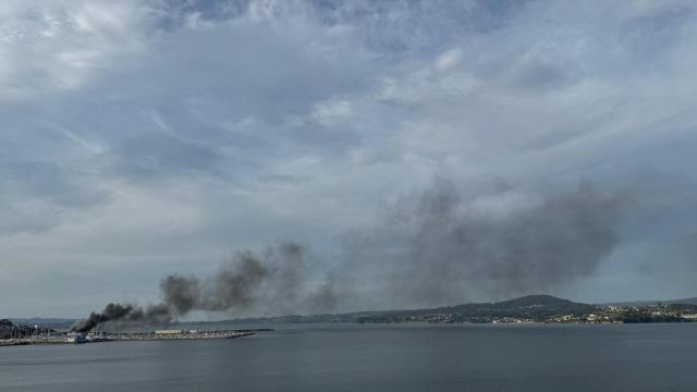 El humo del incendio de Sada, visto desde la entrada en el municipio desde Bergondo.