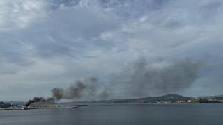El humo del incendio de Sada, visto desde la entrada en el municipio desde Bergondo.