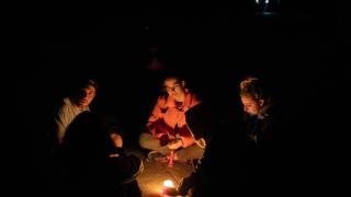 Un grupo de ciudadanos, durante el apagón, en Santiago de Compostela.