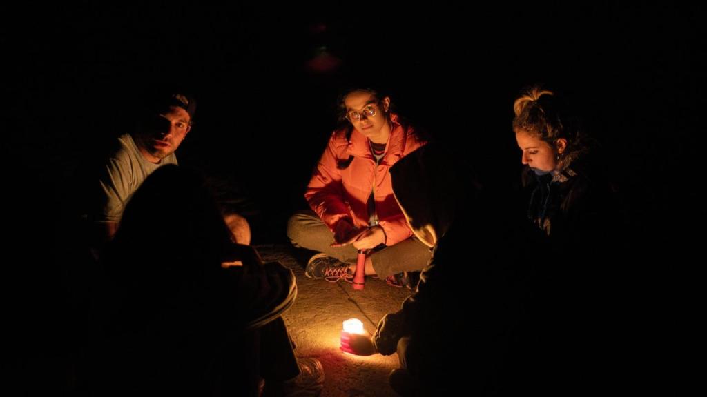 Un grupo de ciudadanos, durante el apagón, en Santiago de Compostela.