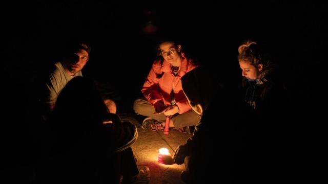 Un grupo de ciudadanos, durante el apagón, en Santiago de Compostela.