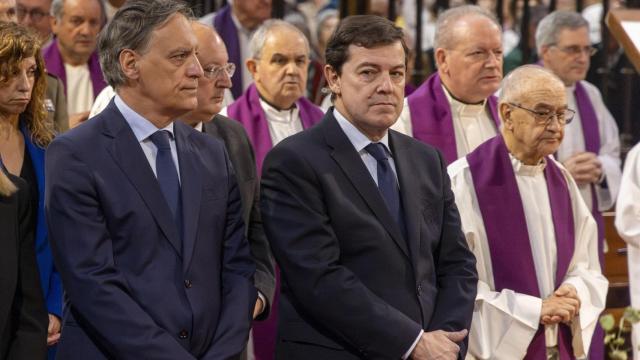 El presidente de la Junta de Castilla y León, Alfonso Fernández Mañueco, asiste a la misa funeral por el papa Francisco en la Catedral de Salamanca