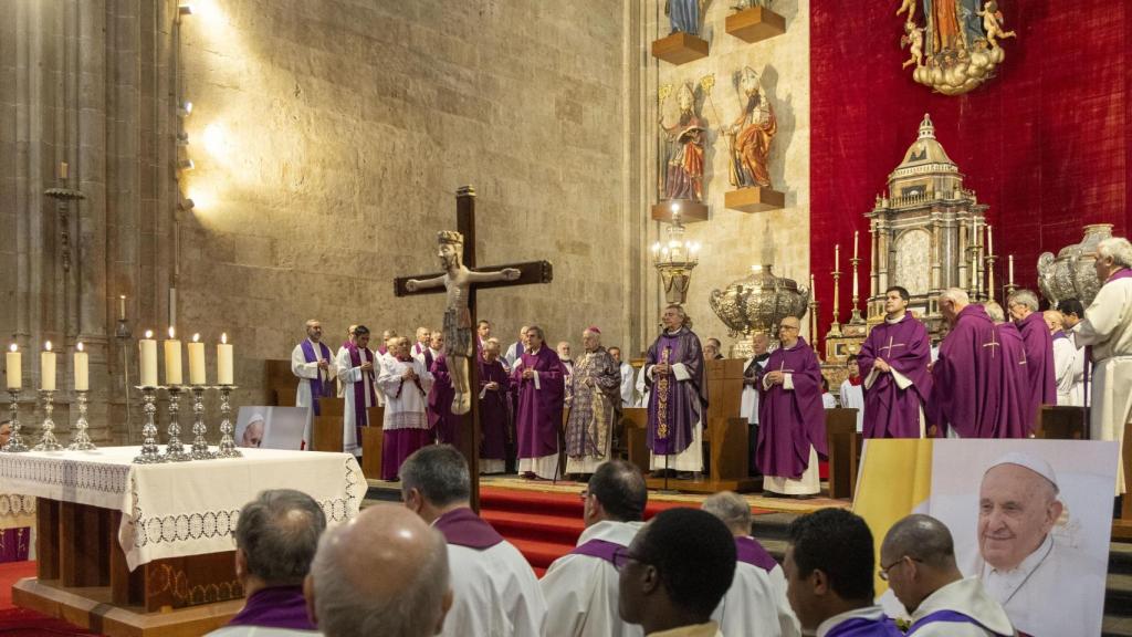 El presidente de la Junta de Castilla y León, Alfonso Fernández Mañueco, asiste a la misa funeral por el papa Francisco en la Catedral de Salamanca (3)