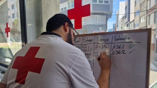 Imagen de un voluntario de la Cruz Roja durante el lunes del apagón general en Galicia.